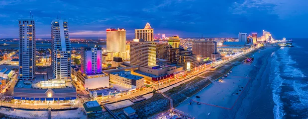 Papier Peint photo Descente vers la plage Panorama aérien d& 39 Atlantic City le long de la promenade au crépuscule. Dans les années 1980, Atlantic City a attiré l& 39 attention de tout le pays en tant que station de jeu et compte actuellement neuf grands casinos.