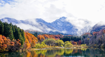 紅葉と冠雪の山と、湖のリフレクション
