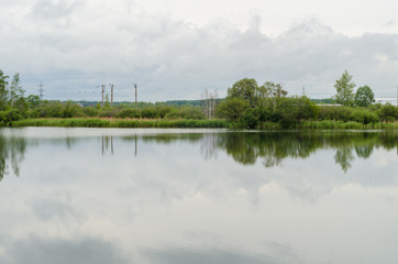 Fototapeta na wymiar view of the lake in cloudy weather