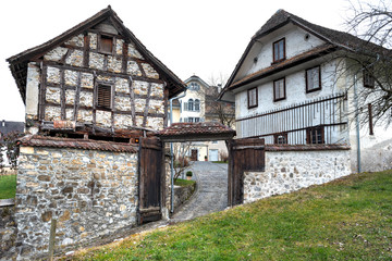 Fototapeta na wymiar Alter Bauernhof in den Schweizer Alpen