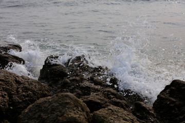 Obraz premium waves impacted the reef