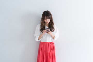 スマートフォンを使う女性