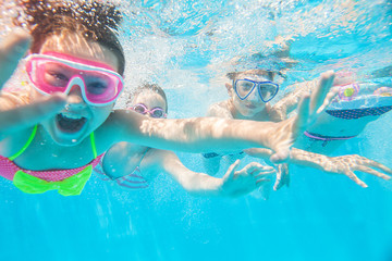 Naklejka premium Children play in pool at the resort
