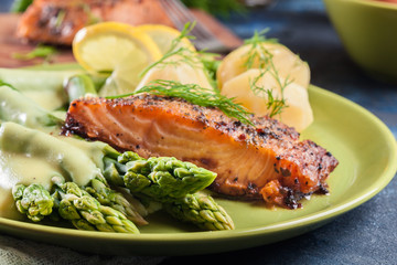 Baked salmon with asparagus and hollandaise sauce