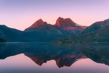 Zelfklevend Fotobehang Cradle Mountain Berglandschap bij zonsopgang. Zonovergoten bergtoppen natuur achtergrond