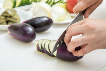 ナスをカットする手元　cooking	