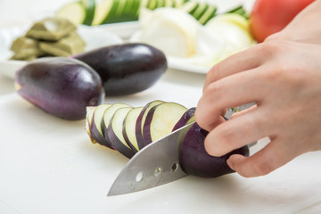 ナスをカットする手元　cooking	