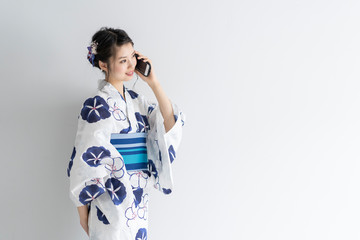 スマートフォンを使う浴衣の女性
