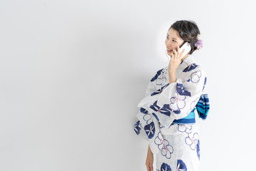 スマートフォンを使う浴衣の女性