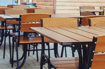 Fototapeta na wymiar tables and wooden chairs in the cafe in the park