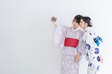 スマートフォンを使う浴衣の女性