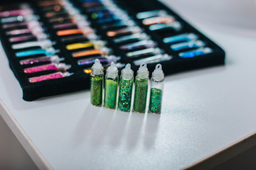Small jars with sequins for manicure green