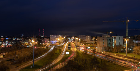 Fototapeta na wymiar Riebeckplatz bei Nacht, Verkehrsknotenpunkt mit Lighttrails