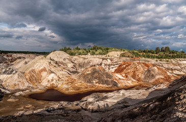 Obraz premium Panorama of abandoned clay quarry with bloody water