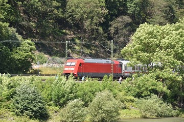 Pociag jadacy po szynach © Iwona