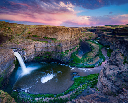  beautiful water falls in Washington with gorgeous sky