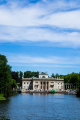 Fototapeta na wymiar Palacio frente a un lago