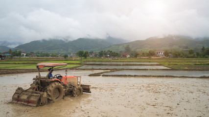 Obraz premium Men drive the farm to prepare agriculture.