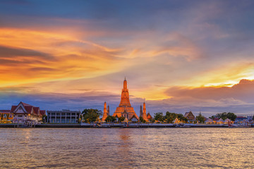 Fototapeta na wymiar BANGKOK, THAILAND - June 8, 2019 : Wat Arun Temple at sunset in Bangkok, Thailand. Wat Arun is a Buddhist temple landmark of Bangkok, Thailand.