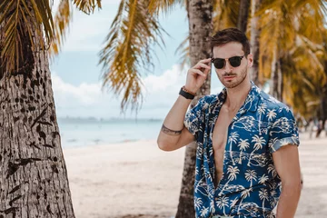 Papier Peint photo Plage blanche de Boracay Beau modèle masculin mature profitant d& 39 une journée ensoleillée sur la magnifique île de Boracay. Marcher avec une chemise bleue ouverte entre les palmiers sur la célèbre plage de sable blanc.