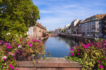 Fototapeta na wymiar Blick von einer Brücke in Strassburg/Frankreich auf den Fluss Ill
