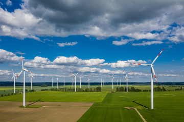 Windr&auml;der mit Wolken
