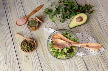 Lettuce salad with avocado and capers
