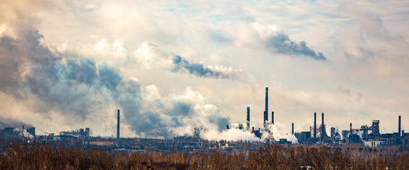Obraz premium Dym z rur zakładu metalurgicznego