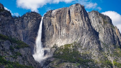 Fototapeta na wymiar Yosemite Falls from the Valley