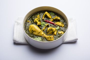 palak/spinach Chicken or Murg Saagwala served in a bowl with Naan and rice