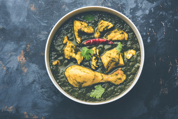 palak/spinach Chicken or Murg Saagwala served in a bowl with Naan and rice