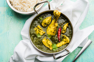 palak/spinach Chicken or Murg Saagwala served in a bowl with Naan and rice