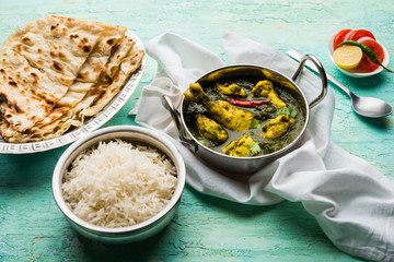 palak/spinach Chicken or Murg Saagwala served in a bowl with Naan and rice