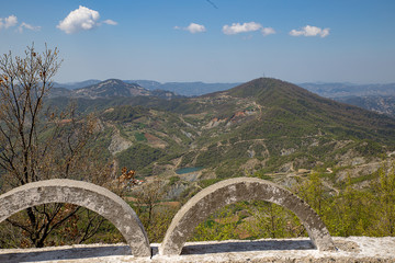 Betonleitplanken vor Landschaft in Albanien, von der alten Straße nach Elbasan