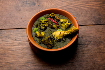 palak/spinach Chicken or Murg Saagwala served in a bowl with Naan and rice