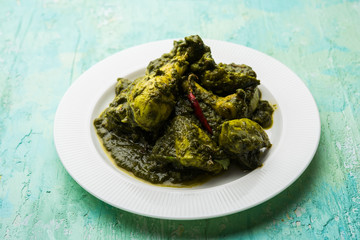 palak/spinach Chicken or Murg Saagwala served in a bowl with Naan and rice