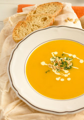 Frisch gekochte Kürbiscremesuppe, ganiert mit Kürbiskernen