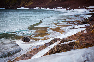 Gefrorener See am Grund des Kerid Kraters im Süden Islands