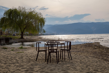 Fototapeta na wymiar Tisch und Stühle am See
