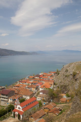 Naklejka na ściany i meble Rot Dächer am Ohridsee in Albanien, von oben gesehen