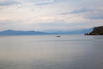 Gelbes Boot auf  See