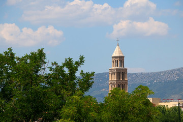 Obraz premium Saint Domnius bell tower, landmark in Split, Croatia, surrounded with trees.
