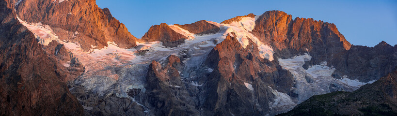 Fototapeta na wymiar Sunset on the Meije and Rateau glaciers (panoramic) in the Ecrins National Park. France, Hautes-Alpes (05), La Grave, European Alps