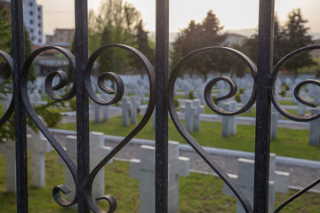 Herzen imMetall  Zaun vor dem französischme Friedhof in Korca in Albanine