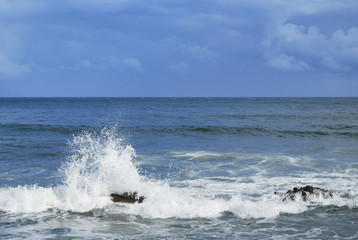 海　波　しぶき　岩　空　素材