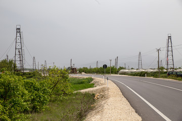 Fototapeta premium Straße durch verlassenes Ölfeld in Albanien