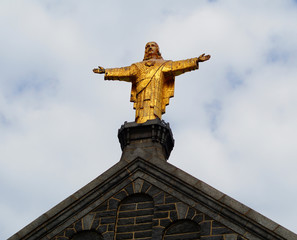 Fototapeta premium Statue of Jesus Christ on the church 