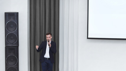 speaker holds a seminar for young entrepreneurs