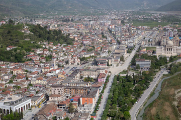 Blick auf die Stadt Berat / lagja 30 vjetori,  in Albanien