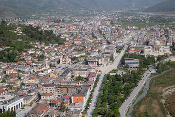 Fototapeta na wymiar Blick auf die Stadt Berat / lagja 30 vjetori, in Albanien
